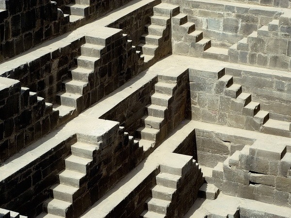 Ступенчатый колодец Chand Baori в Индии