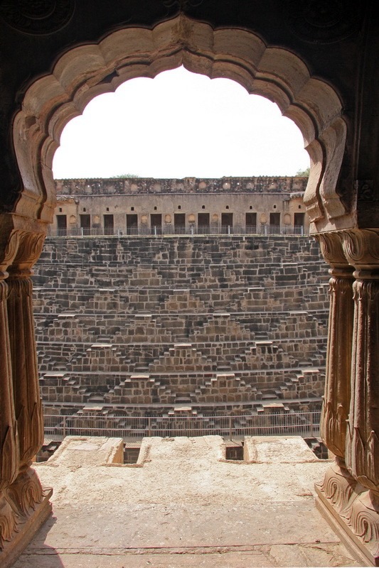 Ступенчатый колодец Chand Baori в Индии